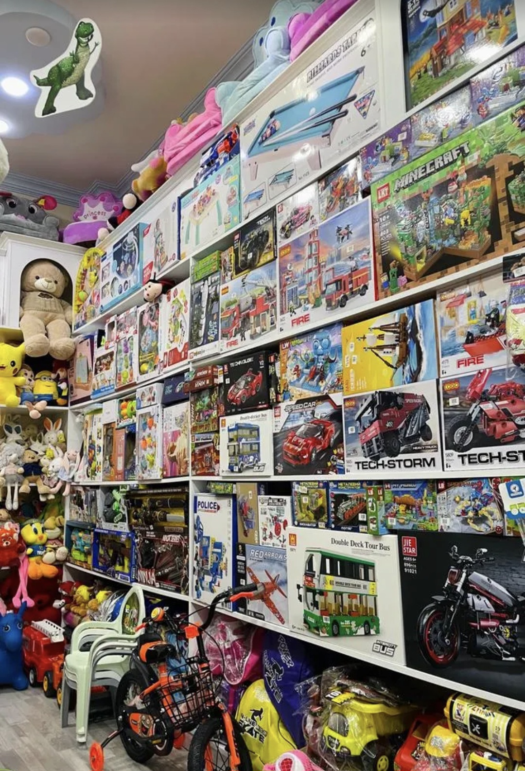 Toy Land Batumi-ის შერჩეული სათამაშოების ვიტრინა